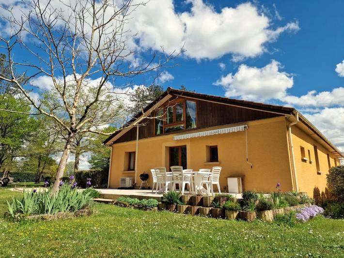 Location de vacances pour 5 personnes, avec Terrasse ainsi que Jardin et Vue à Anglars-Nozac