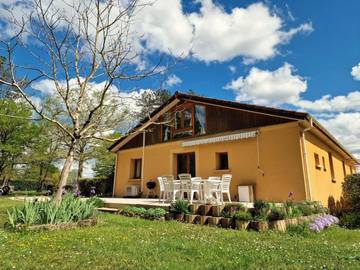 Location de vacances pour 5 personnes, avec jardin et vue à Anglars-Nozac