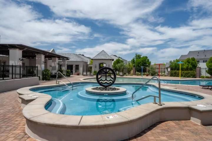 Ferienhaus für 16 Personen, mit Pool und Balkon sowie Whirlpool - 1