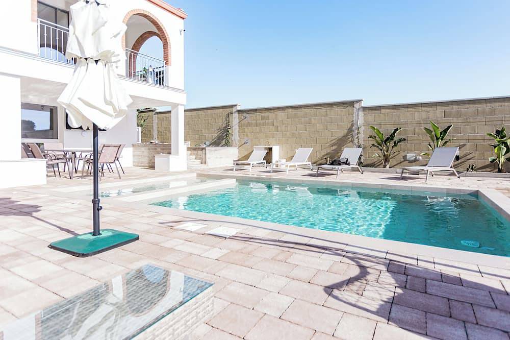 Villa with heated pool 2 steps from the sea in Poetto (Cagliari), Quartu Sant'Elena