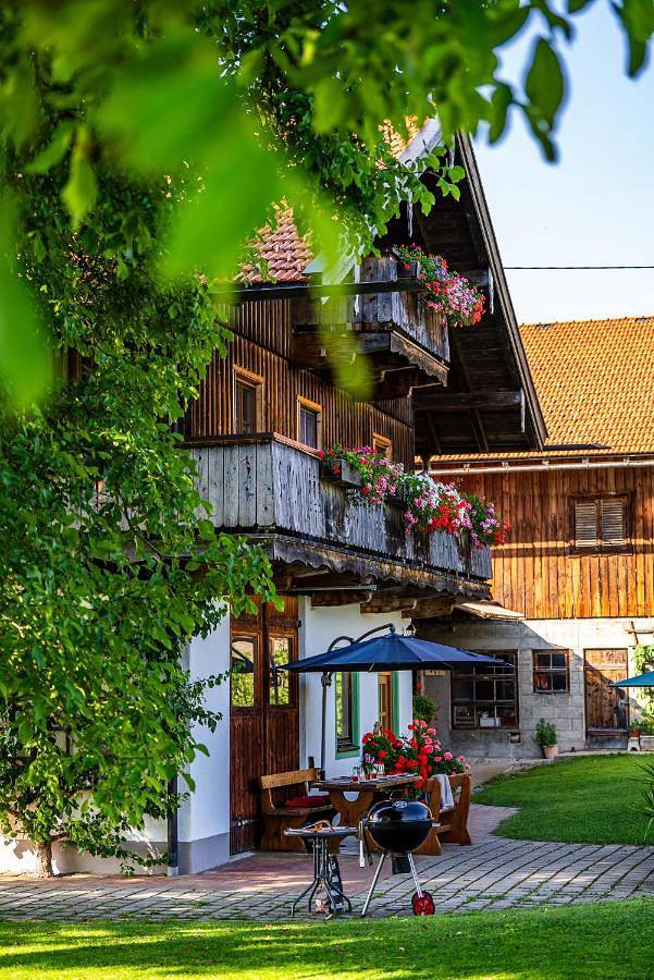 Ferienwohnung für 7 Personen, mit Balkon und Terrasse sowie Garten und Ausblick in Wackersberg