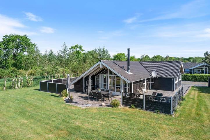Ferienhaus für 8 Personen, mit Balkon/Terrasse und Whirlpool sowie Garten und Sauna
