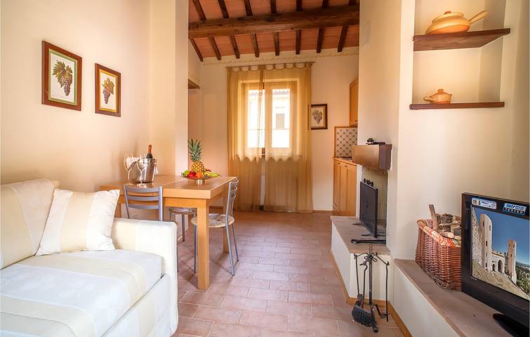 Appartement de vacances entier, Appartement avec piscine dans le jardin avec parking et climatisation in Foligno, Province de Pérouse