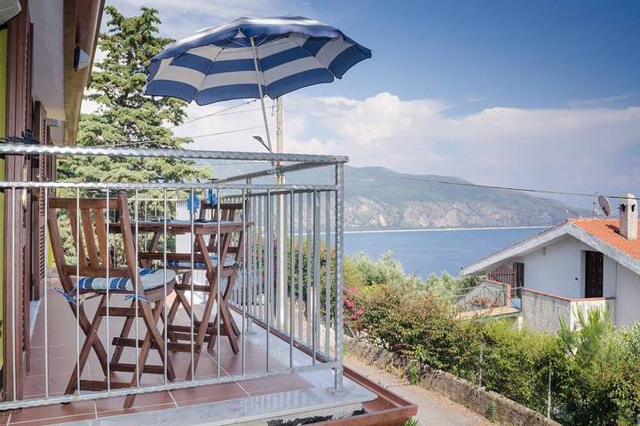 Ferienhaus für 6 Personen, mit Balkon und Garten in Centola