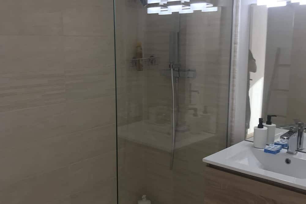 Ganze Wohnung, Apartment 50m2 3 minu de la mer 4 persons 1 bedroom 2 beds Clim Wifi Garage in Antibes, Cannes und Umgebung