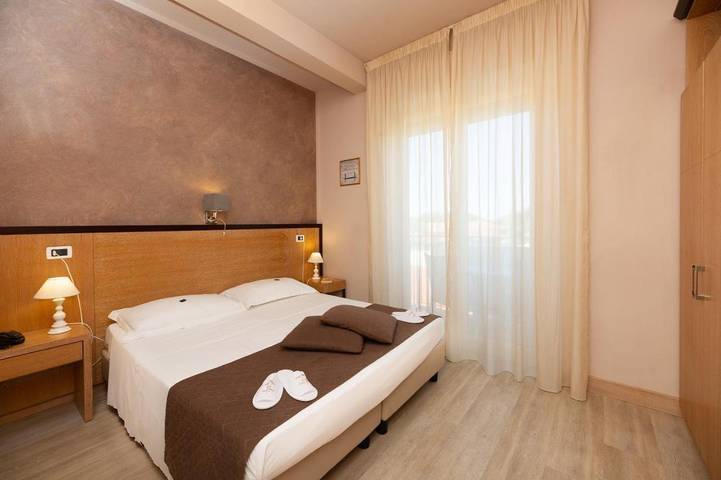 Hotel für 2 Personen, mit Whirlpool und Terrasse sowie Garten und Kinderpool in Marina di Pietrasanta - 2