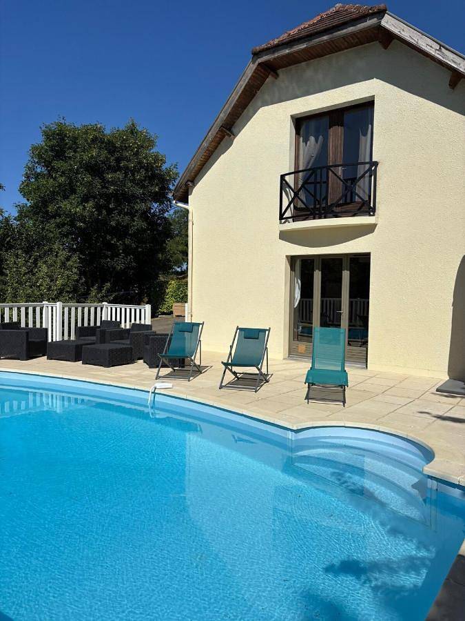 Location de vacances pour 10 personnes, avec Balcon et Terrasse ainsi que Jardin et Piscine dans Reuves