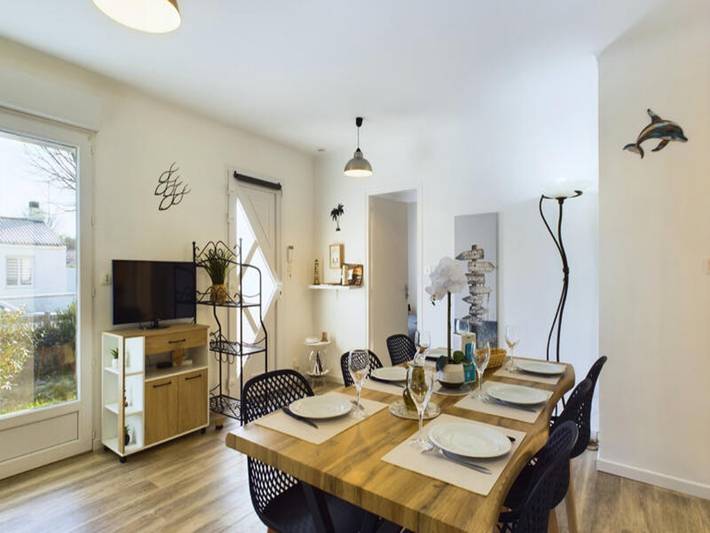 Appartement de vacances pour 6 personnes, avec terrasse ainsi que piscine et jardin, adapté aux familles