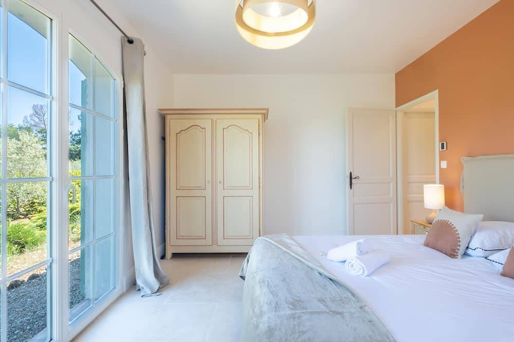 Jewel of 280m² with Infinity Pool in Absolute Calm in Roquefort-les-Pins, Cannes region