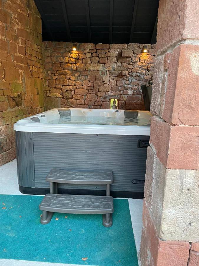 Location de vacances pour 6 personnes, avec terrasse ainsi que jacuzzi et jardin à Collonges-la-Rouge