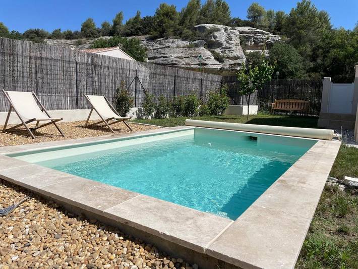 Location de vacances pour 6 personnes, avec vue et piscine ainsi que terrasse et jardin à Beaumettes - 2