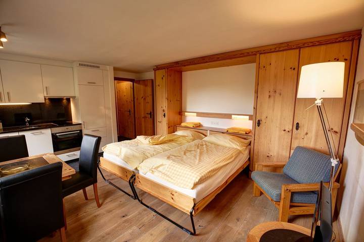 Ferienwohnung für 2 Personen, mit Garten und Sauna sowie Seeblick in Graubünden