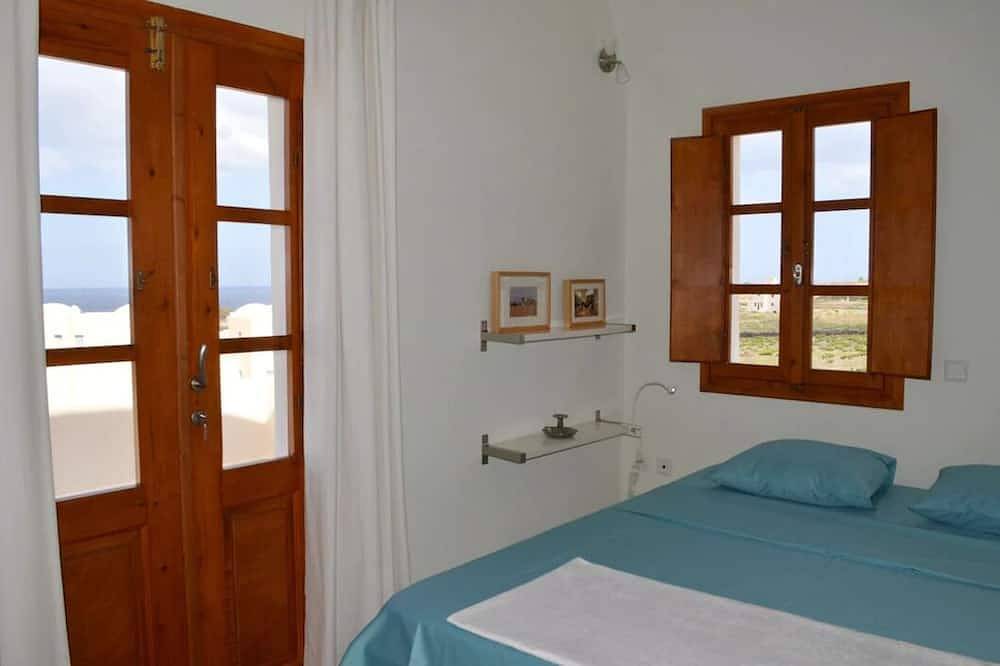 Absolute Peace in a beautiful setting - south villa in Santorini