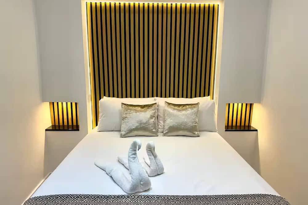 Entire apartment, Premium Central appartment Las Ramblas: 4 Beds and baths, 9 guests in Barcelona Centre, Barcelona