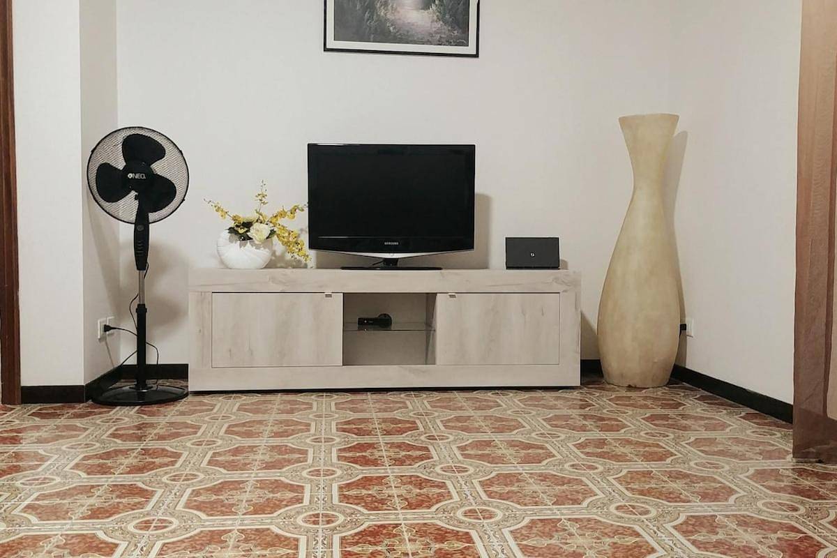 Three-Bedroom Home in Desenzano del Garda, Gardasee-Berge