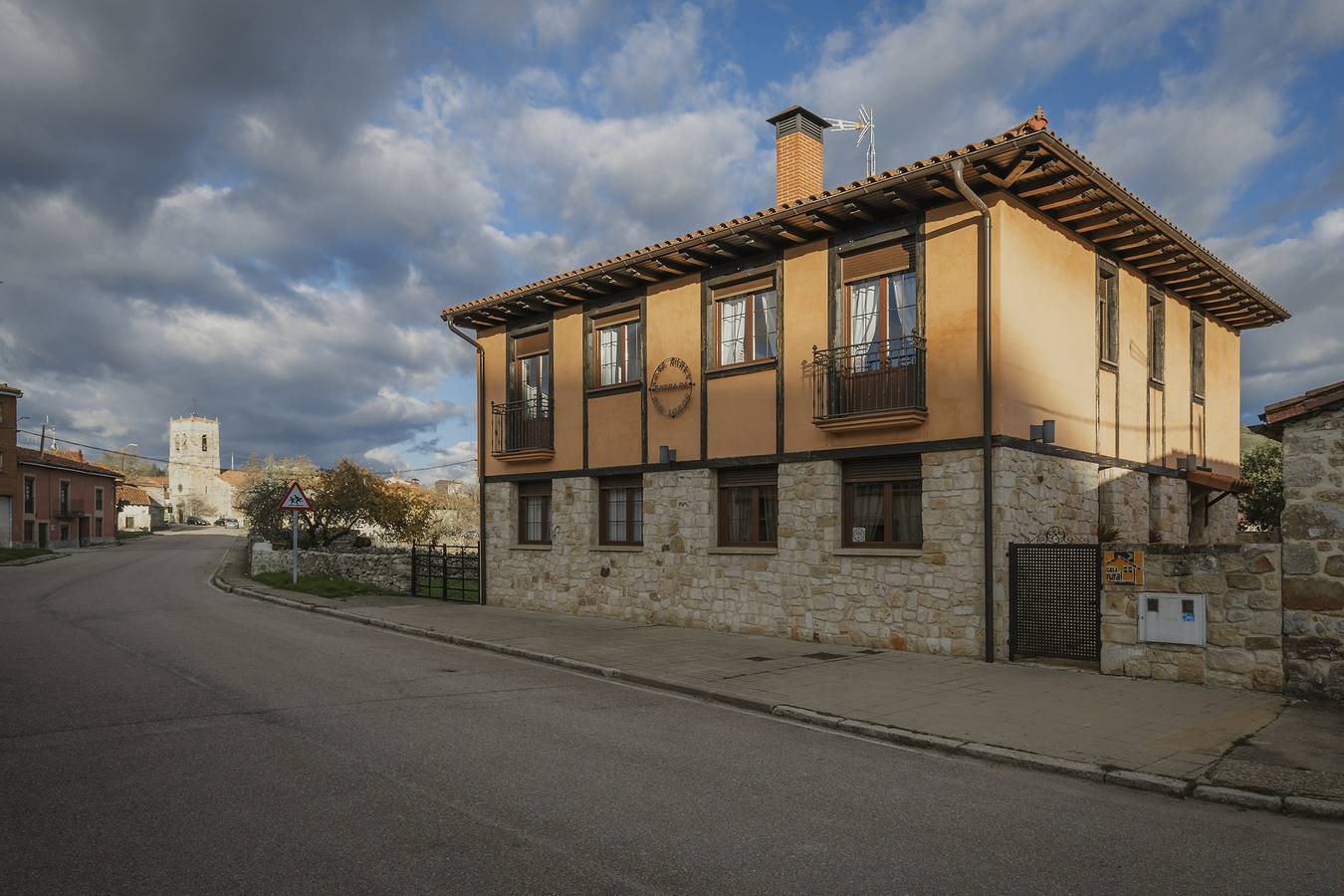 Apartamento 'Entrada Rio Lobos Grande' con vistas a la montaña, terraza privada y Wi-Fi in Hontoria del Pinar, Provincia de Burgos
