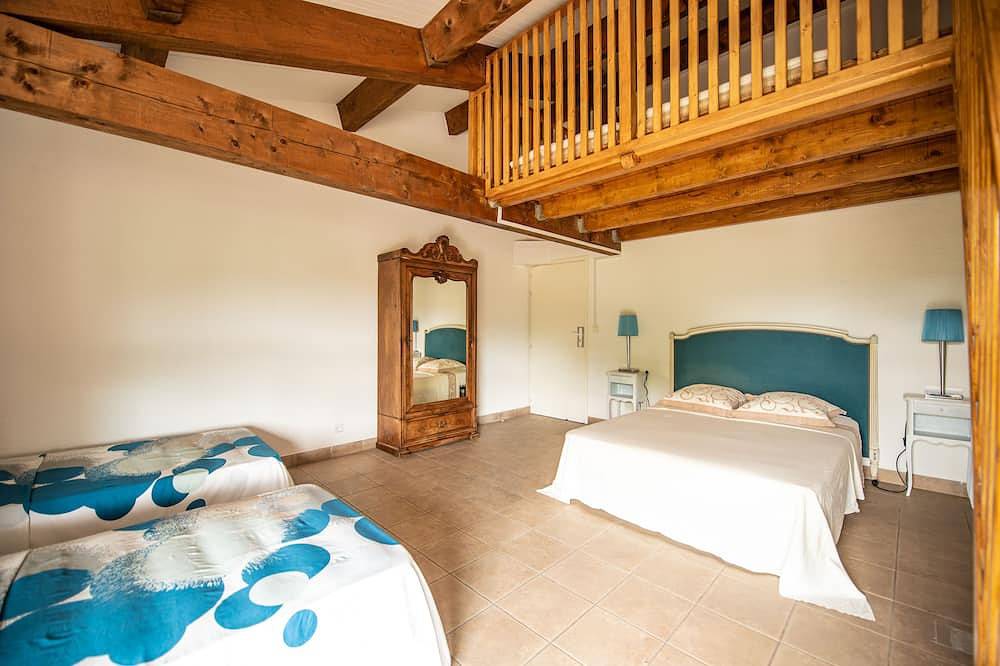 Escale au Salagou, grand gite atypique de 250 m², 20 couchages in Bosc, Région de Lodève