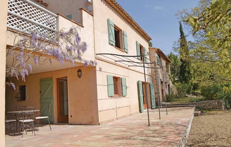 Location de vacances pour 9 personnes, avec terrasse ainsi que jardin et piscine à Montauroux - 4