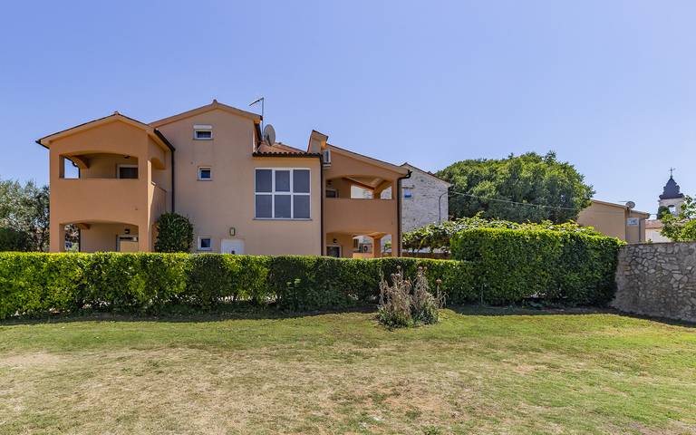 Location de vacances pour 13 personnes, avec balcon et piscine à Peroj - 3