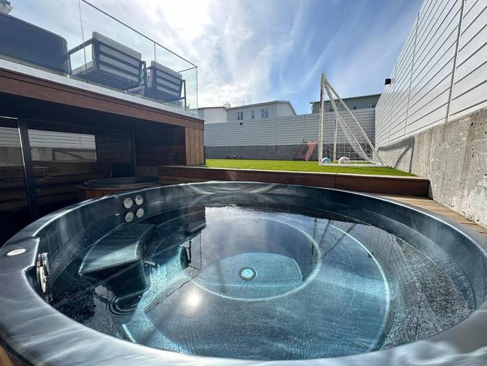 Villa voor 10 personen, with tuin and whirlpool as well as sauna in Reykjavik