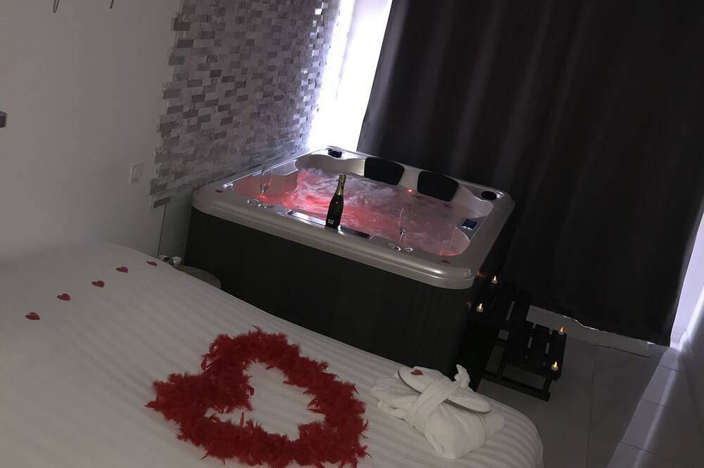 Suite avec jacuzzi privatif in Le Rove, Côte méditerranéenne (France)