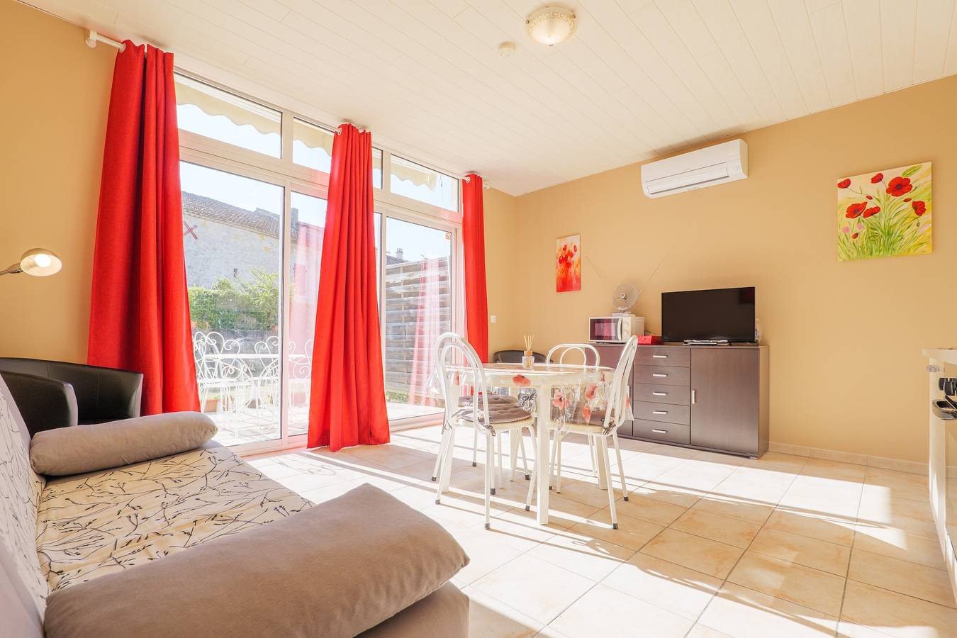 Cottage 'Gîte Coquelicot' with Shared Pool, Wi-Fi and Air Conditioning in Pradons, Ardèche