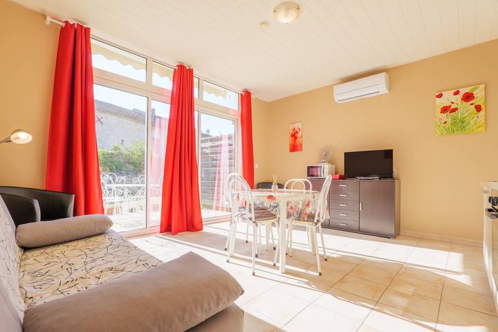 Cottage 'Gîte Coquelicot' con Piscina in Comune, Wi-Fi e Aria Condizionata in Pradons, Ardèche
