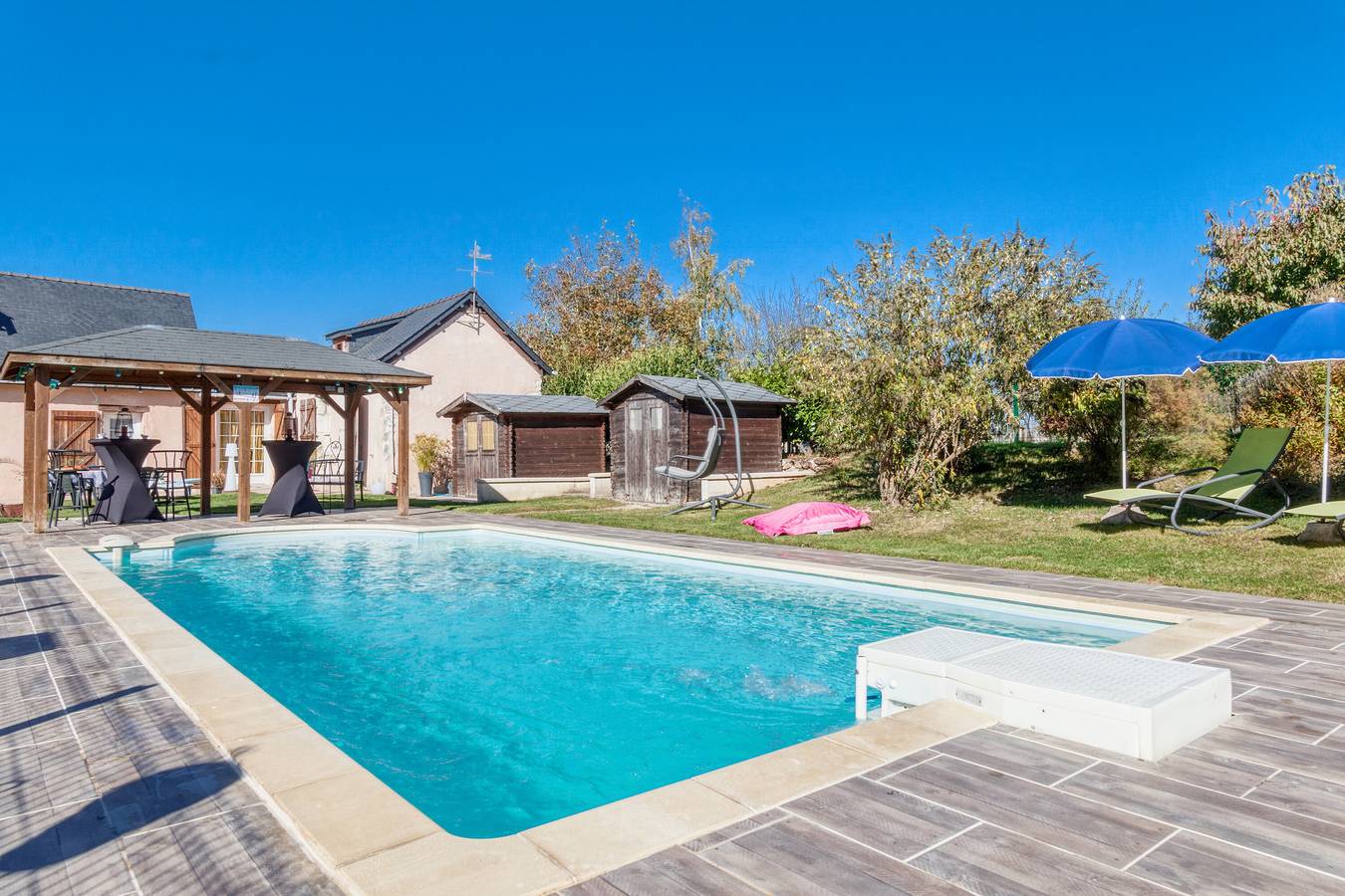 Maison de vacances 'Bricabroc' avec piscine partagée, terrasse privée et Wi-Fi in Broc, Vallée de la Loire
