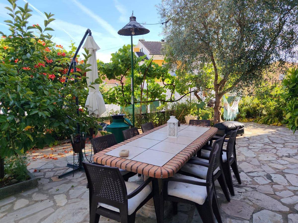 Apartamento de férias inteiro, Casa Os Maias - Jardim, terraço e espaço para 10 pessoas in Mirandela (freguesia), Mirandela