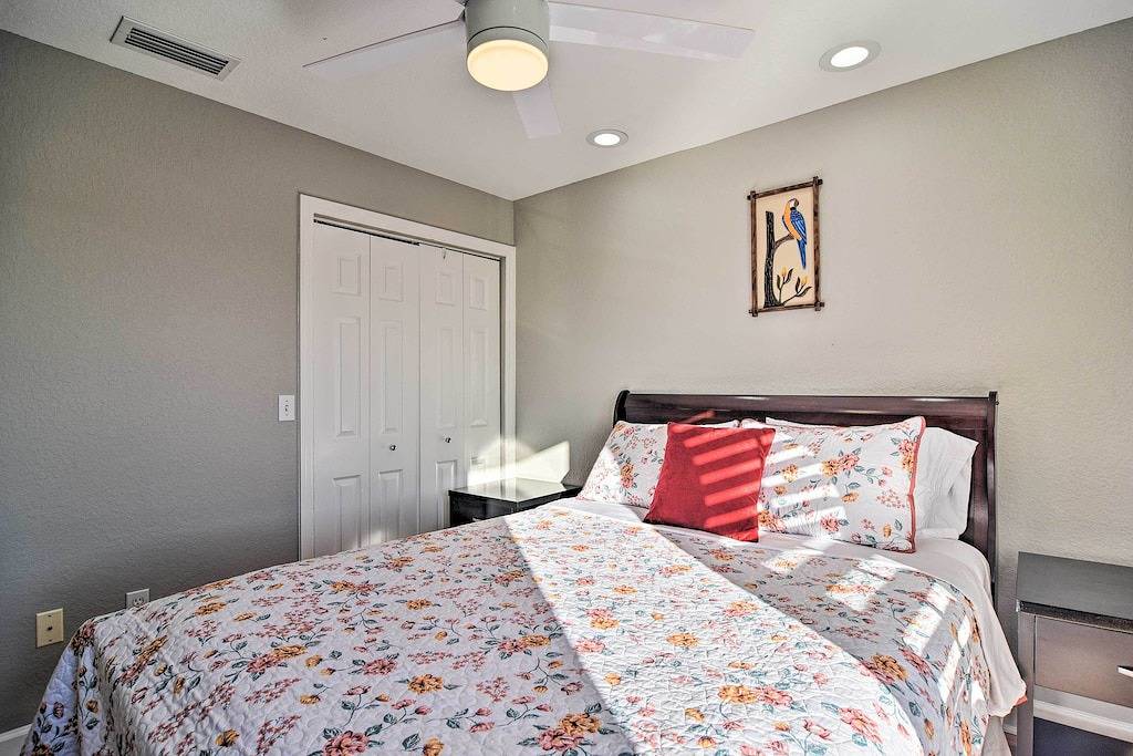 Coastal 'Sea Side' Townhome - Walk to Beach! in Clearwater Beach, Clearwater