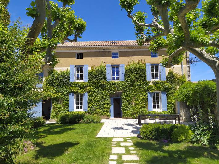 Gîte pour 13 personnes, avec piscine ainsi que terrasse et jardin