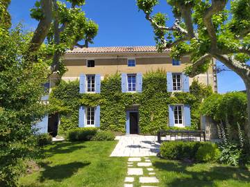 Gîte pour 13 personnes, avec jardin ainsi que terrasse et piscine à Camaret-sur-Aigues