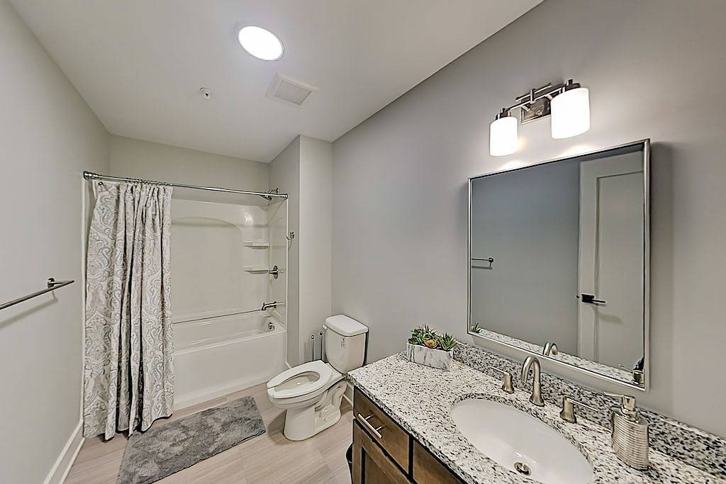 Ganze Wohnung, Spacious, chic retreat with deck & Ac - walk to dining, shops, & entertainment in Blue Ridge Parkway, Asheville