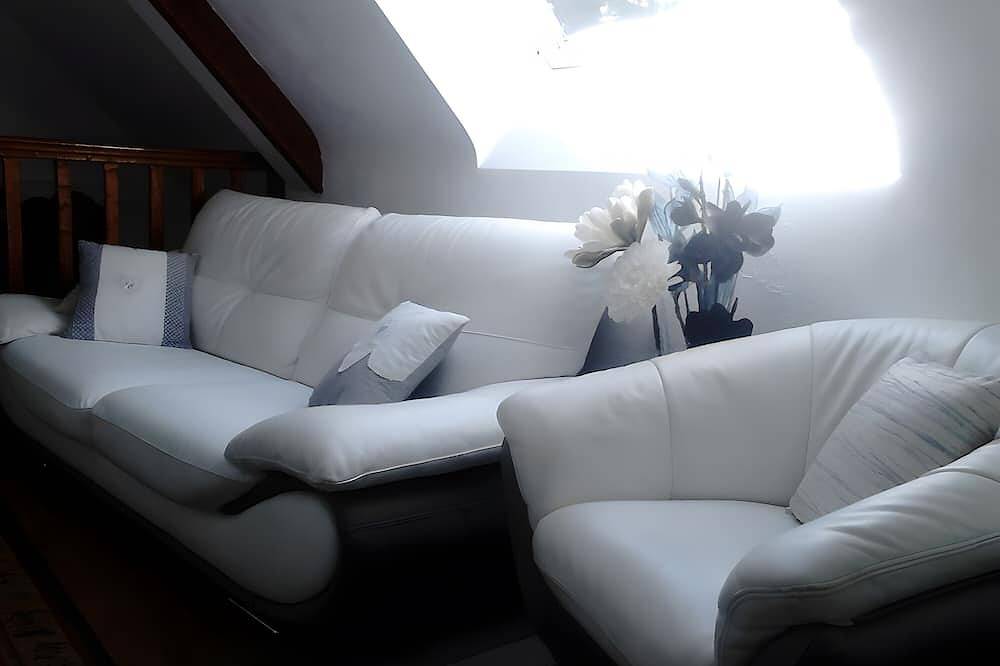 Bed and Breakfast 'Chambre D'hôtes D'Evelyne - Iris' with Shared Terrace, Shared Garden and Wi-Fi in Pluneret, Côte des Mégalithes