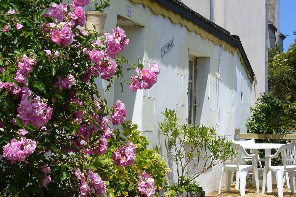 Maisonnette  de pécheur  dans un petit village située à 2,3 km de la mer in Plouezoc'h, Ceinture Dorée
