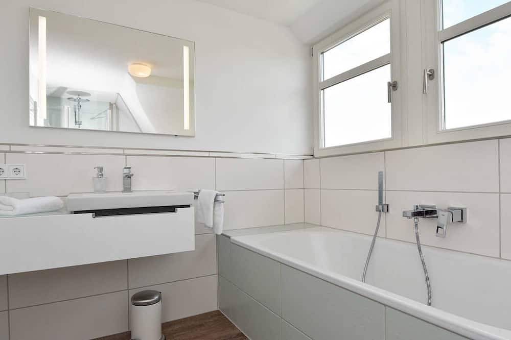 Exklusive Reetdach-Villa Ostseefrische - exklusive Reetdach Villa nur 500 Meter in Lobbe Strand, Mönchgut