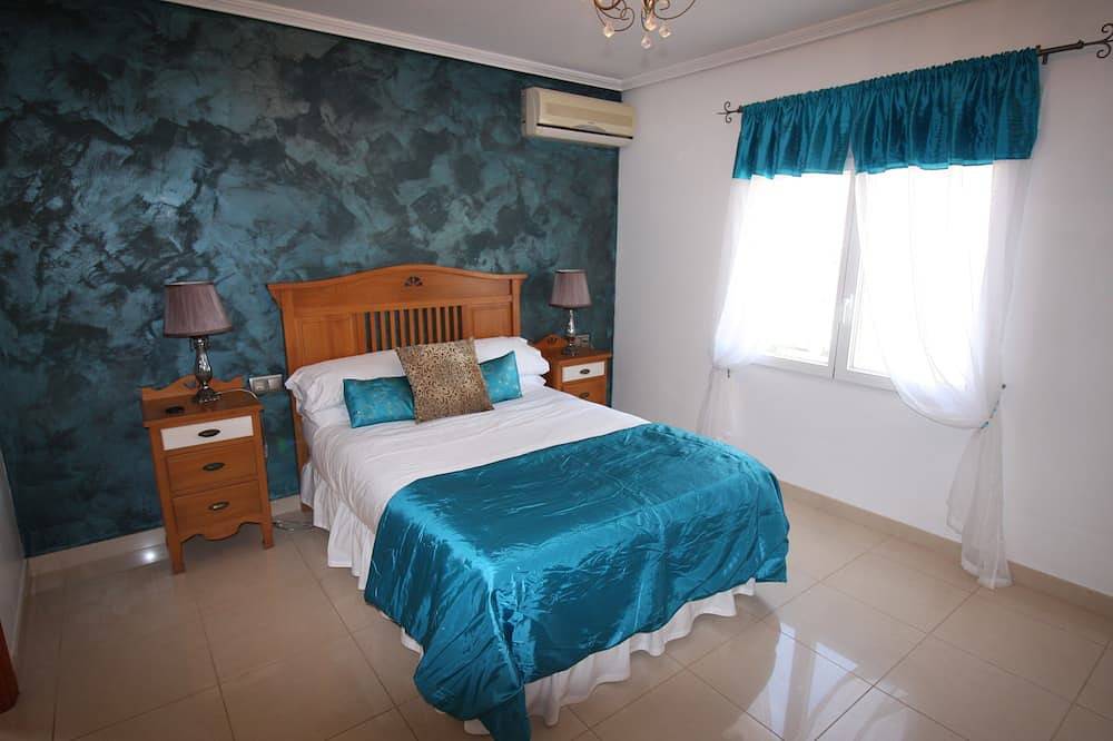 Superb luxury Villa With Private Pool, 2 Minute Walk to sandy Blue Flag beach. in La Zenia, Cabo Roig