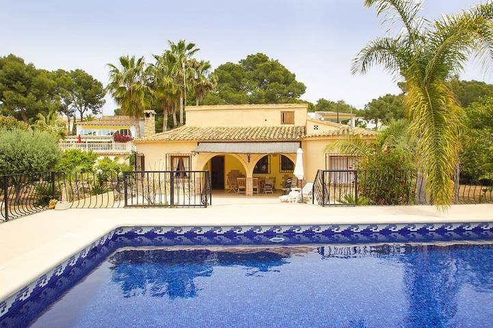 Villa für 8 Personen, mit Whirlpool und Terrasse sowie Garten in Calpe