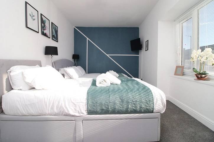 Holiday letting for 16 people in Swansea