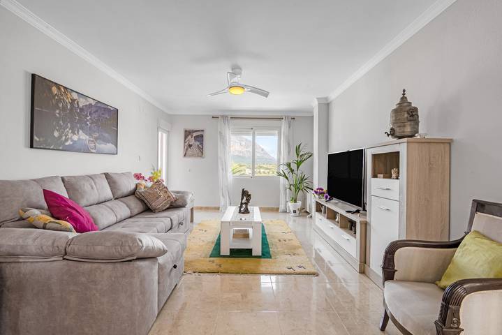 Apartamento entero, Apartamento 'Gata De Gorgos' con vistas a la montaña, balcón y Wi-Fi in Gata de Gorgos, Costa Blanca