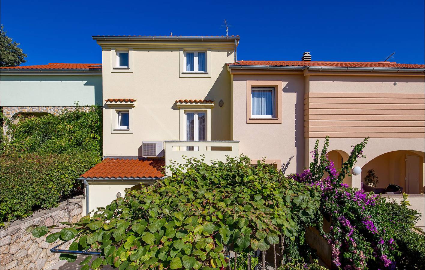 Geräumige Ferienwohnung mit Pool und Terrasse, 2,5 km vom Stadtzentrum von Kras entfernt in Garica, Krk