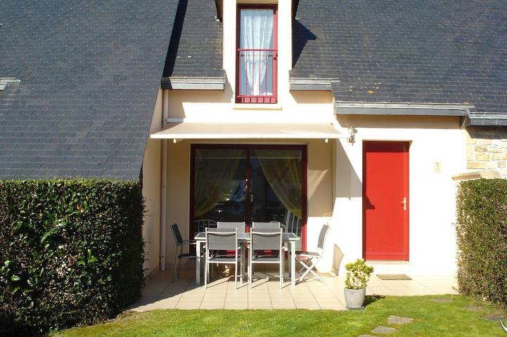 Ferienhaus für 4 Personen, mit Terrasse und Garten sowie Pool