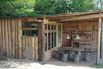 Cabane en bois pour 8 personnes, avec terrasse ainsi que jardin et jacuzzi en Corrèze