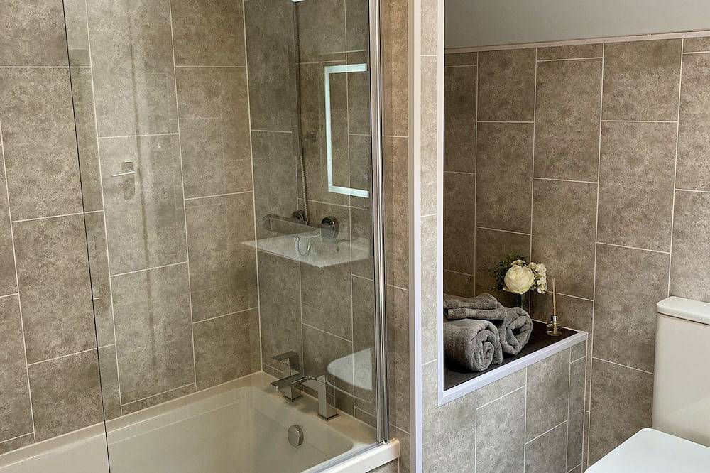 Stylish 2-Bedroom, Sleeps 5, Short walk to Durham City Centre, Wifi & Laundry in Durham, County Durham