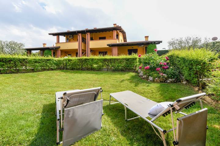 Apartamento entero, Mgh- Garda Bloom Family Stay Manerba in Manerba del Garda, Montañas Garda