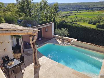 Gîte pour 2 personnes, avec terrasse et piscine, animaux acceptés à Simiane-la-Rotonde