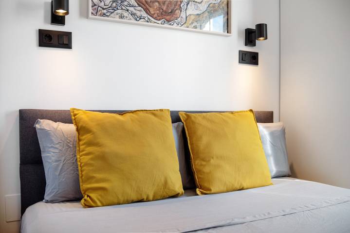 Entire studio, Studio Apartment 'La Casa De La Muralla' with Balcony, Wi-Fi and Air Conditioning in Málaga Central District, Malaga