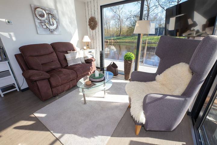 Ferienhaus für 4 Personen, mit Terrasse und Seeblick sowie Sauna in Bad Bederkesa