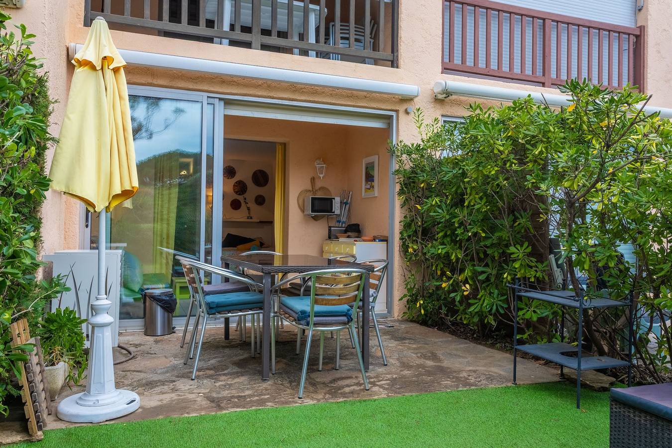Studio entier, Studio « Saint Clair Pieds Dans L’eau » avec piscine partagée, terrasse privée et climatisation in Le Lavandou, Parc national de Port-Cros