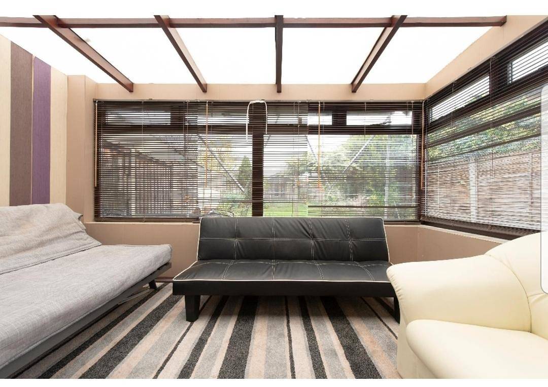 Ganze Wohnung, Two-Bedroom Apartment in Havering, London